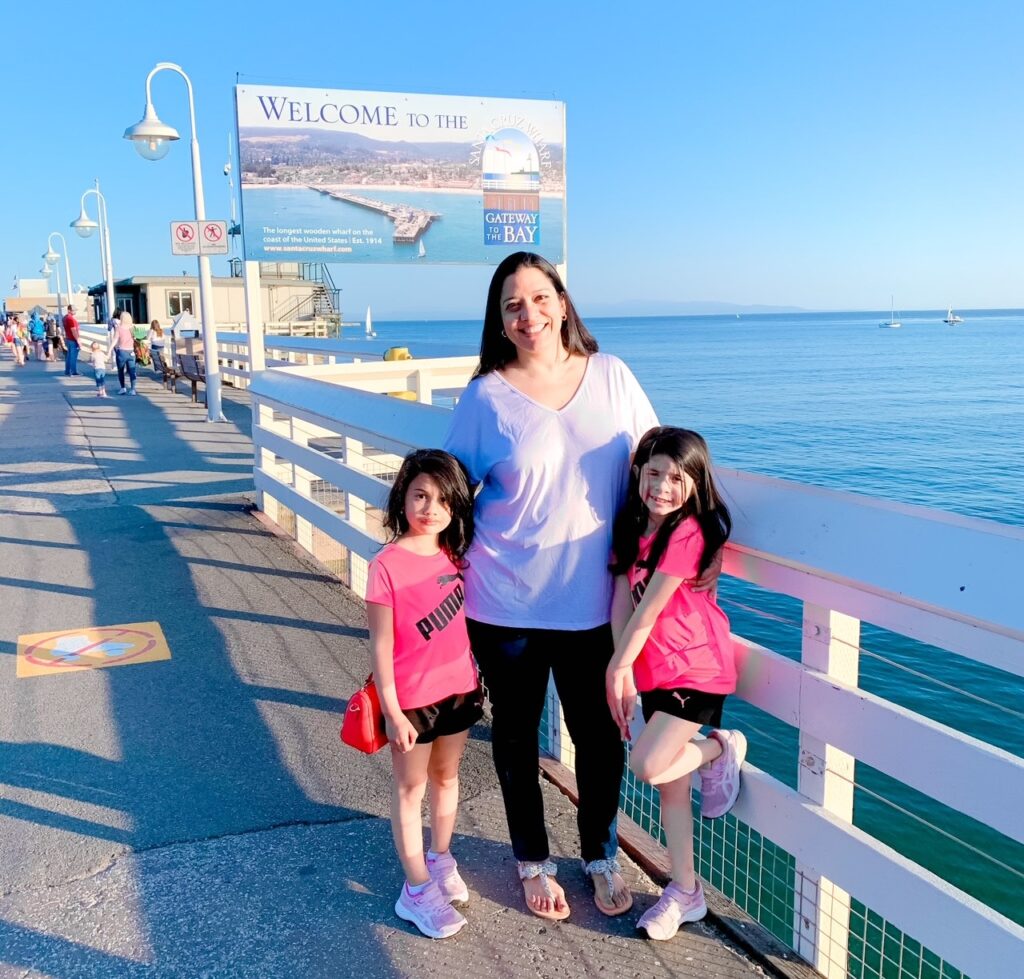 Santa Cruz Beach, CA: Mom and daughters at Santa Cruz Municipal Wharf